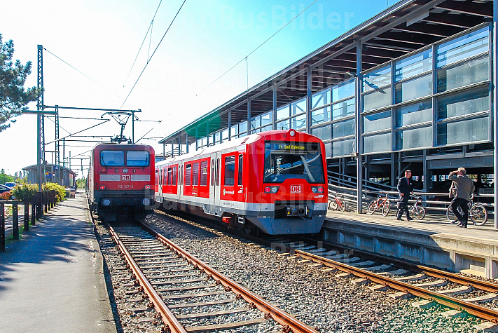 S-Bahn-Sonderzug S4 neben Regionalbahn in Bad Oldesloe