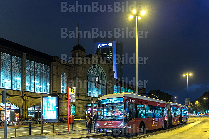 Metrobus bei Nacht am Dammtor  in Hamburg
