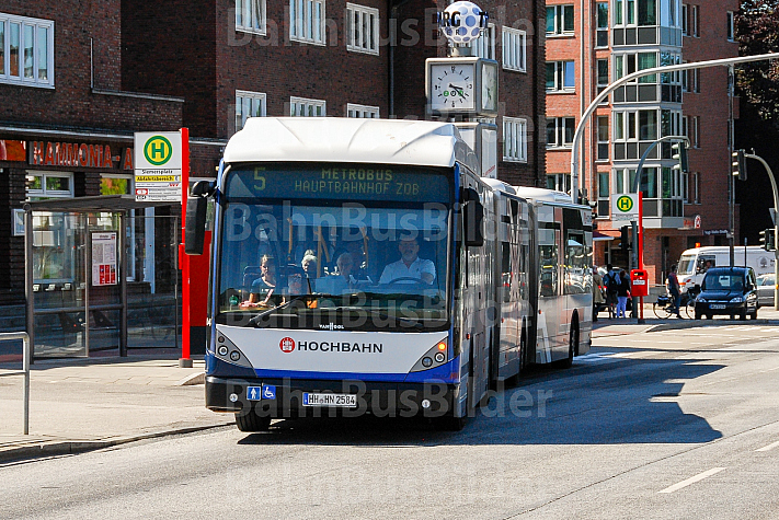 XXL-Bus der Hochbahn am Siemersplatz