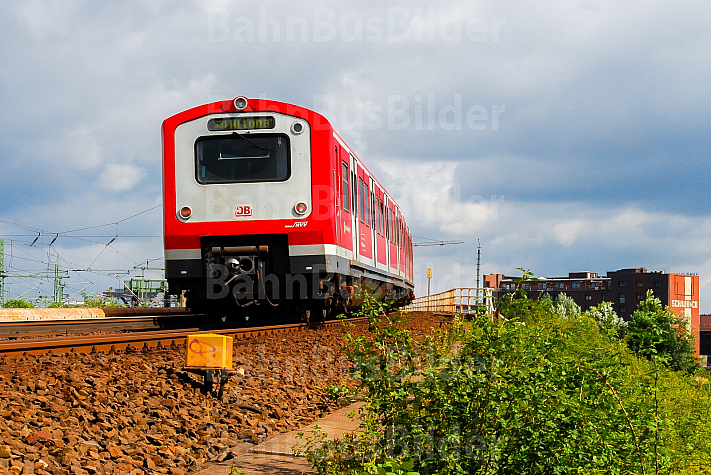 S-Bahn an den Elbbrücken in Hamburg