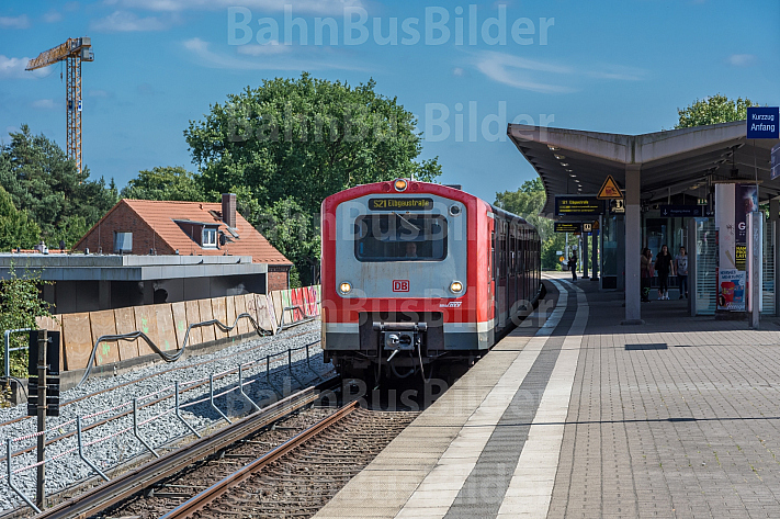 Ein S-Bahn-Zug der betagten Baureihe 472 in der Haltestelle Stellingen in Hamburg