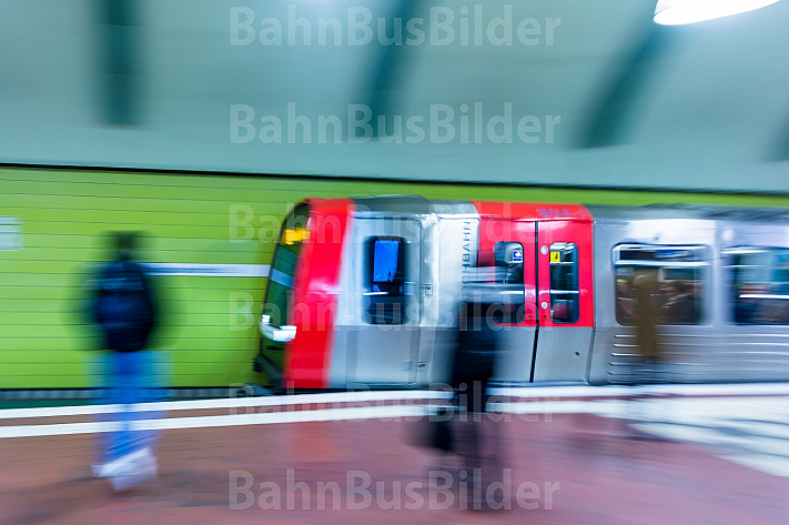 Ein U-Bahn-Zug vom Typ DT5 in der Tunnelhaltestelle Hauptbahnhof Süd in Hamburg
