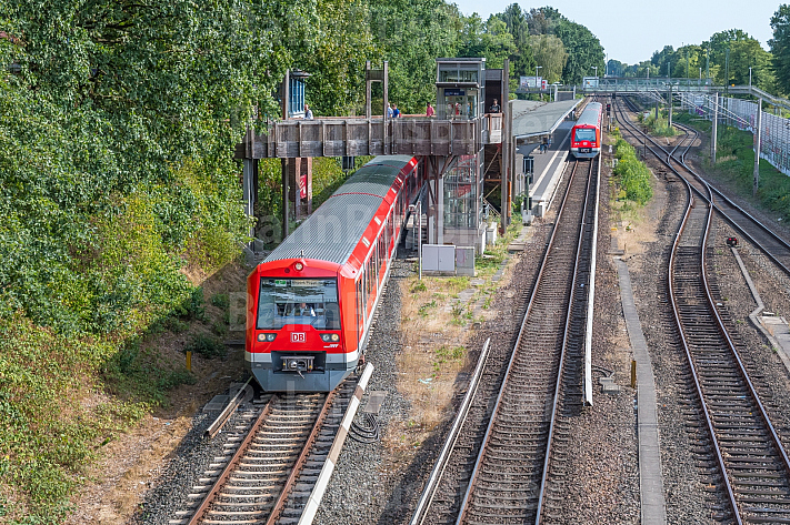 Zwei S-Bahnen begegnen sich an der Haltestelle Rübenkamp in Hamburg