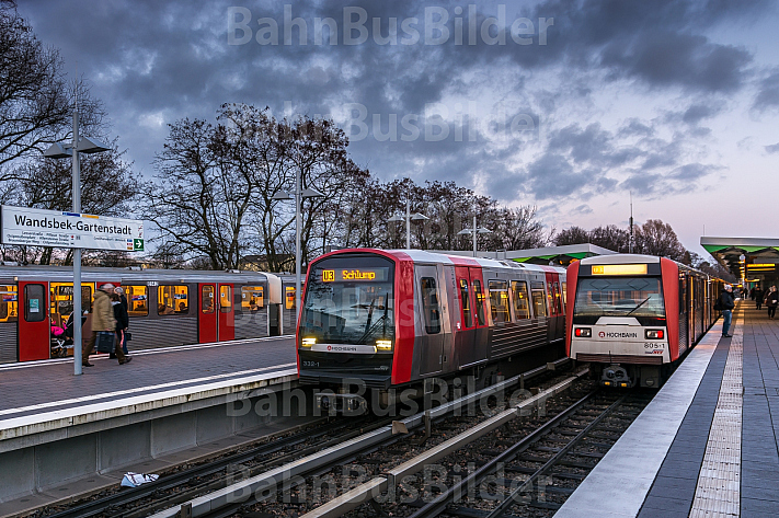 Drei U-Bahn-Züge stehen in der Haltestelle Wandsbek-Gartenstadt in Hamburg