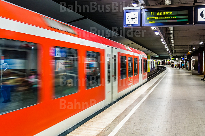 S-Bahn im Tunnelbahnhof Jungfernstieg in Hamburg