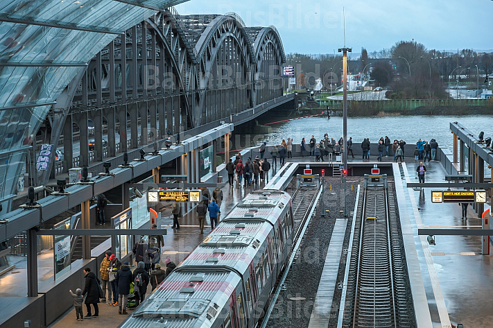 Menschen schauen am U-Bahnhof Elbbrücken von einer Aussichtsplattform auf den Hamburger Hafen
