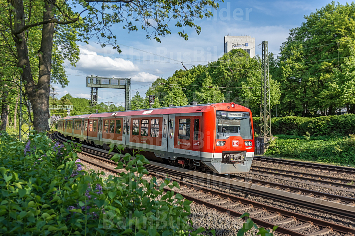 Ein Hamburger S-Bahn-Zug der Baureihe 474 fährt bei Frühlingswetter auf der Verbindungsbahn am Dammtor