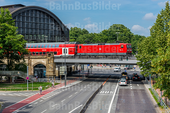 Regionalzug am Bahnhof Dammtor in Hamburg