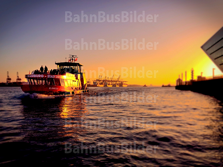 Hafenfähre in Hamburg bei Sonnenuntergang