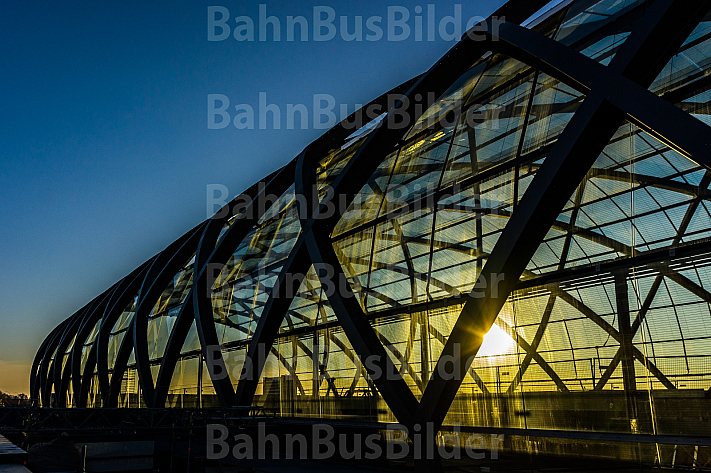 Das markante gläserne Hallendach der neuen U-Bahnstation Elbbrücken in Hamburg im Sonnenuntergang