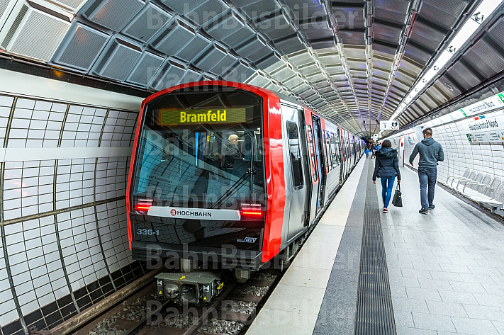 Fotomontage: Ein U-Bahn-Zug vom Typ DT5 in Hamburg mit dem Ziel Bramfeld