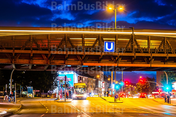Metrobus und U-Bahn an der Hoheluftbrücke in Hamburg