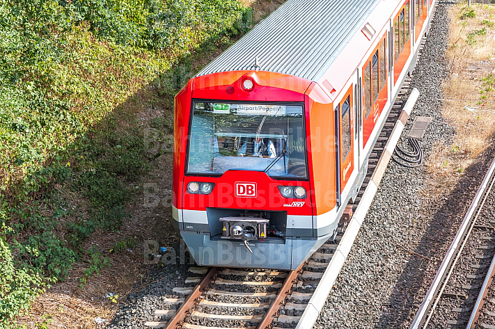 Ein Hamburger S-Bahn-Zug auf dem Weg zum Flughafen  (Airport)