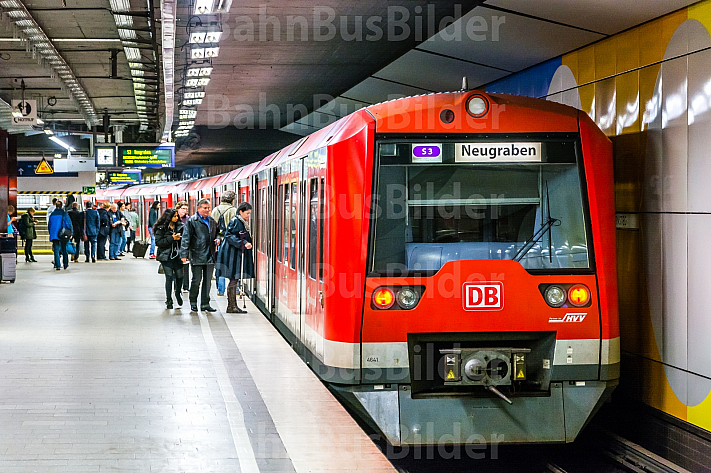 Menschen steigen in eine S-Bahn in Hamburg