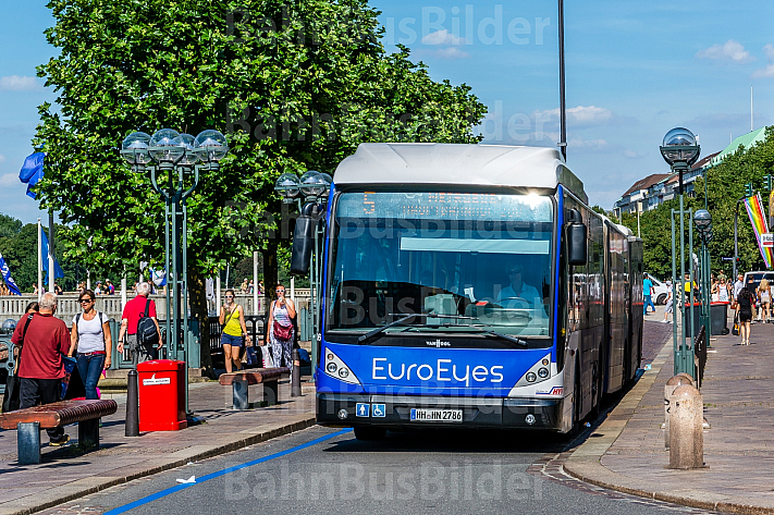 XXL-Bus der Hochbahn am Rathausmarkt in Hamburg
