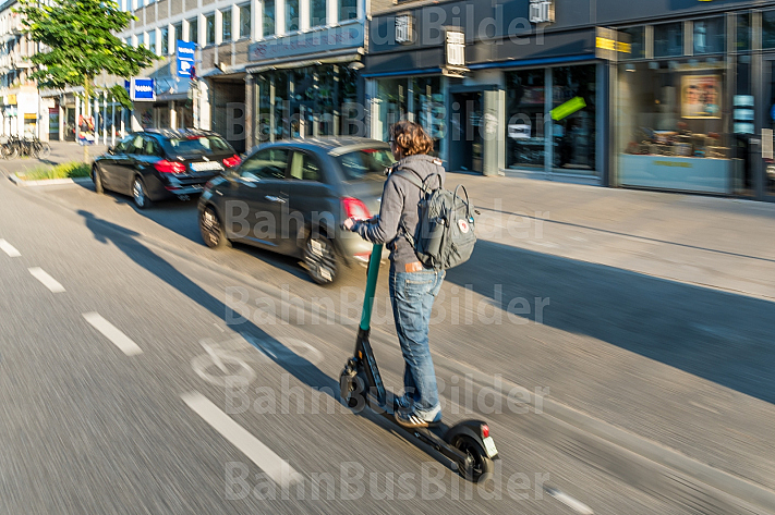 E-Scooter-Fahrerin auf einem Radfahrstereifen in Hamburg