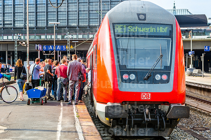 Menschen steigen in Regionalexpress nach Schwerin im Hamburger Hauptbahnhof
