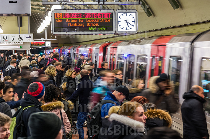 Zahlreiche Menschen warten auf eine U-Bahn am Hauptbahnhof in Hamburg