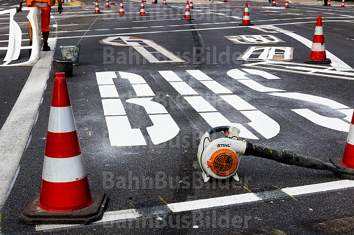 Bauarbeiten für eine Buspur in Hamburg