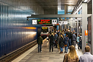 Menschen warten auf einen Zug der Linie U4 in der Haltestelle Überseequartier in Hamburg