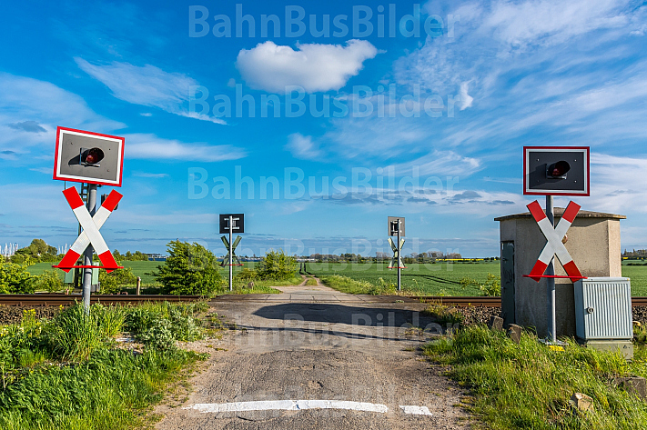 Ein Feldweg an einem Bahnübergang bei Großenbrode in Schleswig-Holstein