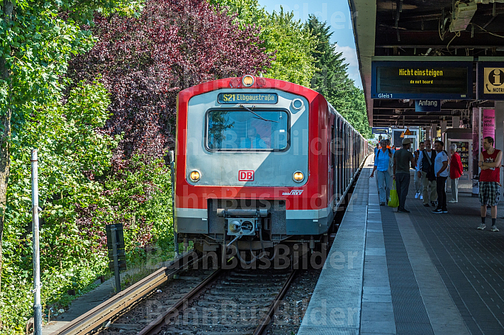 Ein S-Bahn-Zug der betagten Baureihe 472 in der Haltestelle Elbgaustraße in Hamburg