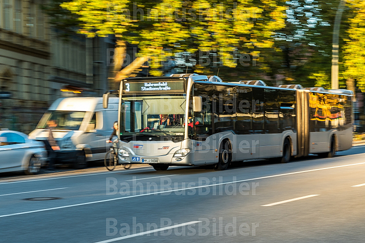 Ein Metrobus der VHH fährt in Hamburg in der Feldstraße neben einem Fahrradfahrer