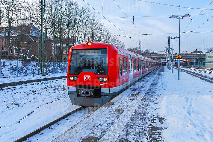 Hamburger Zweisystem-S-Bahn im Winter in Stade
