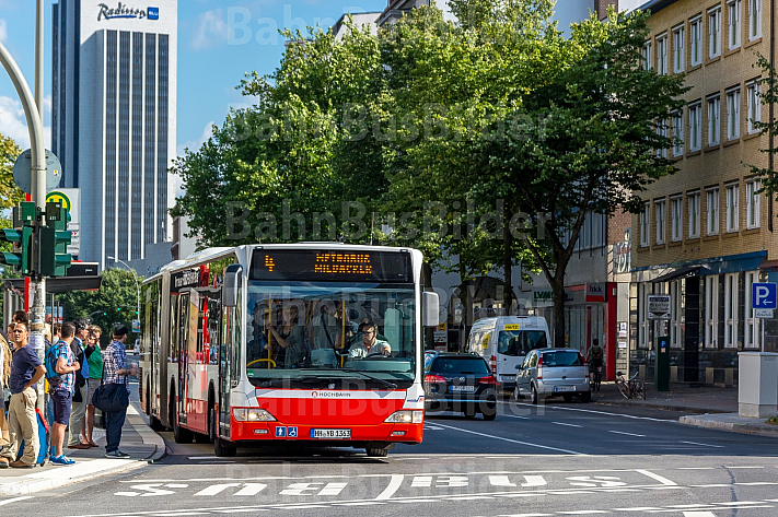 Menschen warten an einem Metrobus der Linie M4 am Grindelhof in Hamburg