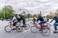 Zahlreiche Fahrradfahrer überqueren die Reeperbahn am U-Bahnhof St. Pauli in Hamburg