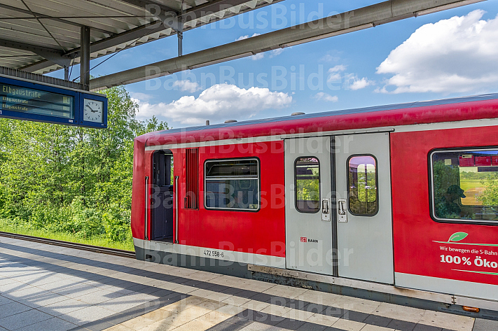 Ein Hamburger S-Bahn-Zug der betagten Baureihe 472 in der Haltestelle Allermöhe