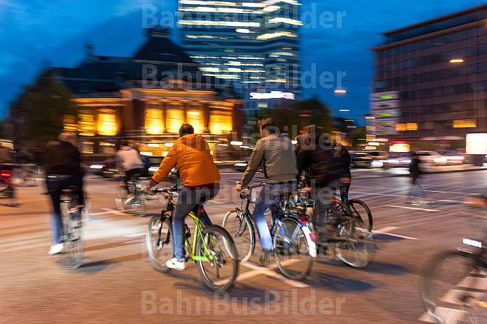 Zahlreiche Radfahrer überqueren im Abendlicht den Johannes-Brahms-Platz in Hamburg