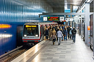 Menschen steigen in einen Zug der Linie U4 in der Haltestelle Überseequartier in Hamburg