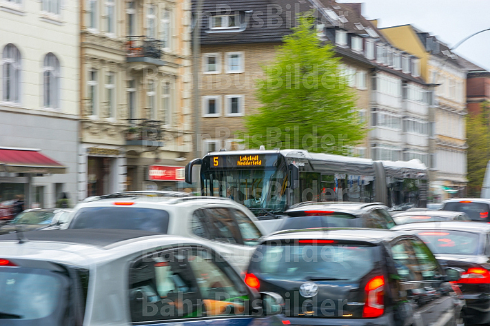 Ein HVV-Bus der Metrobuslinie 5 zieht in der Grindelallee in Hamburg an einem Stau vorbei