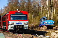 AKN-Triebwagen bei Quickborn in Schleswig-Holstein neben Gleisbauarbeiten