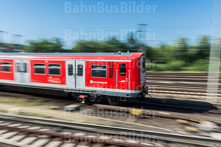 Ein S-Bahn-Zug der Baureihe 472 in Hamburg mit Bewegungsunschärfe