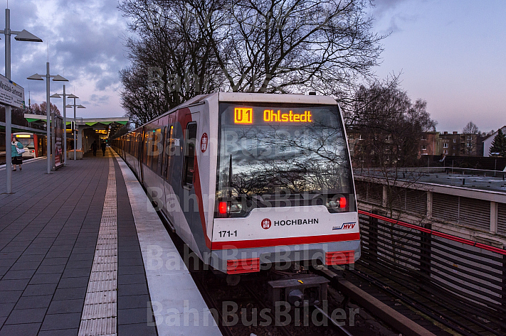 Ein U-Bahn-Zug der Linie U1 steht in der Haltestelle Wandsbek-Gartenstadt in Hamburg