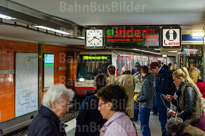 Menschen warten auf eine U-Bahn am Jungfernstieg  in Hamburg
