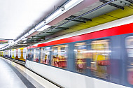 Ein U-Bahn-Zug vom Typ DT4 fährt in die Haltestelle Jungfernstieg in Hamburg ein