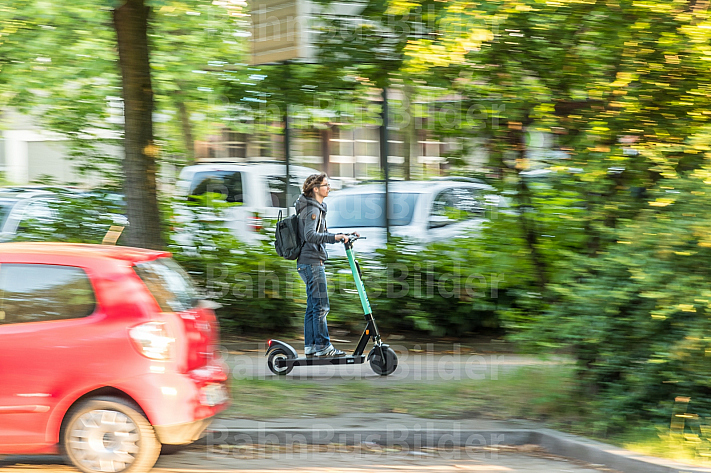 E-Scooter-Fahrerin auf einem Fußweg in Hamburg
