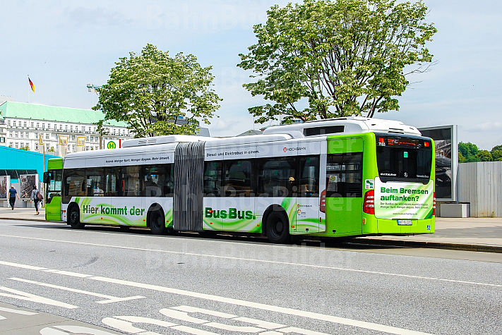 Hybridbus der Hochbahn am Jungfernstieg in Hamburg