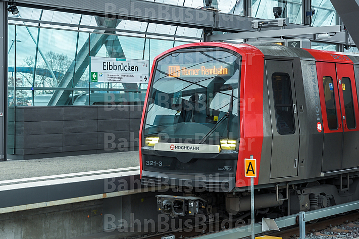 Ein Zug der U-Bahnlinie U4 in der Haltestelle Elbbrücken in Hamburg