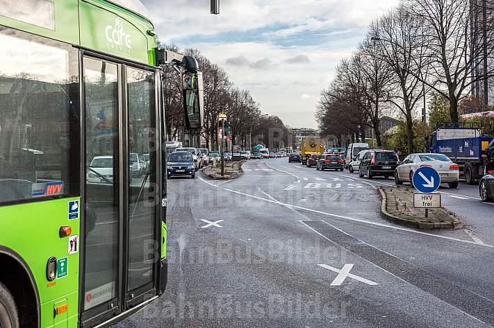Ein Bus der Linie 5 fährt auf einer eigenen Busspur in Hamburg am Stau vorbei