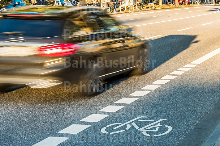 Ein PKW fährt neben einem Fahrrad-Schutzstreifen in Hamburg