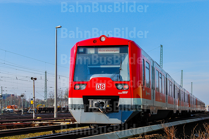 S-Bahn an der Elbgaustraße in Hamburg mit dem Hinweis 