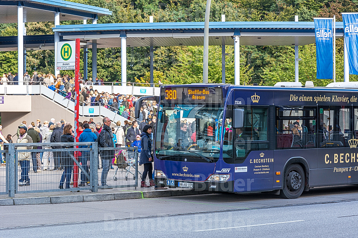 Ein Stadion-Shuttle-Bus steht vor dem Volksparkstadion in Hamburg 