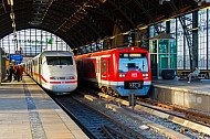 Hamburger S-Bahn neben ICE im Bahnhof Dammtor
