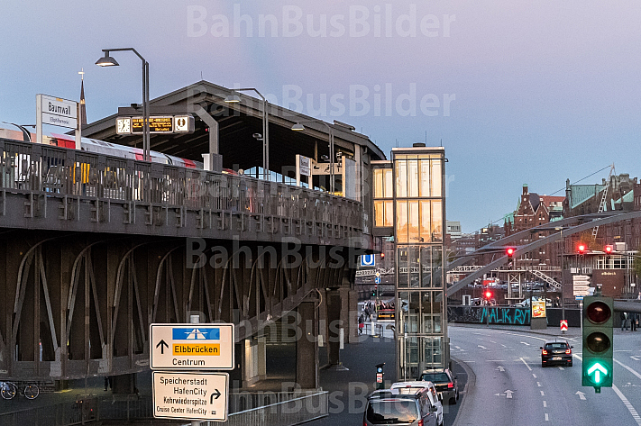 Der Hamburger U-Bahnhof Baumwall auf einem Viaukt im Hafen mit einen nachträglich angebauten Aufzug für Barrierefreiheit