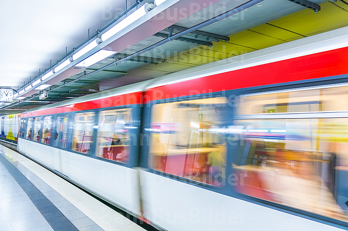Ein U-Bahn-Zug vom Typ DT4 fährt in die Haltestelle Jungfernstieg in Hamburg ein