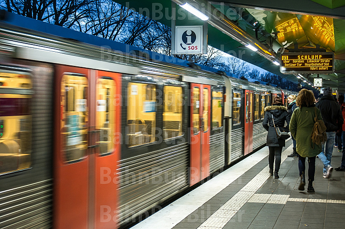 Ein U-Bahn-Zug der Linie U3 fährt in die Haltestelle Wandsbek-Gartenstadt in Hamburg ein